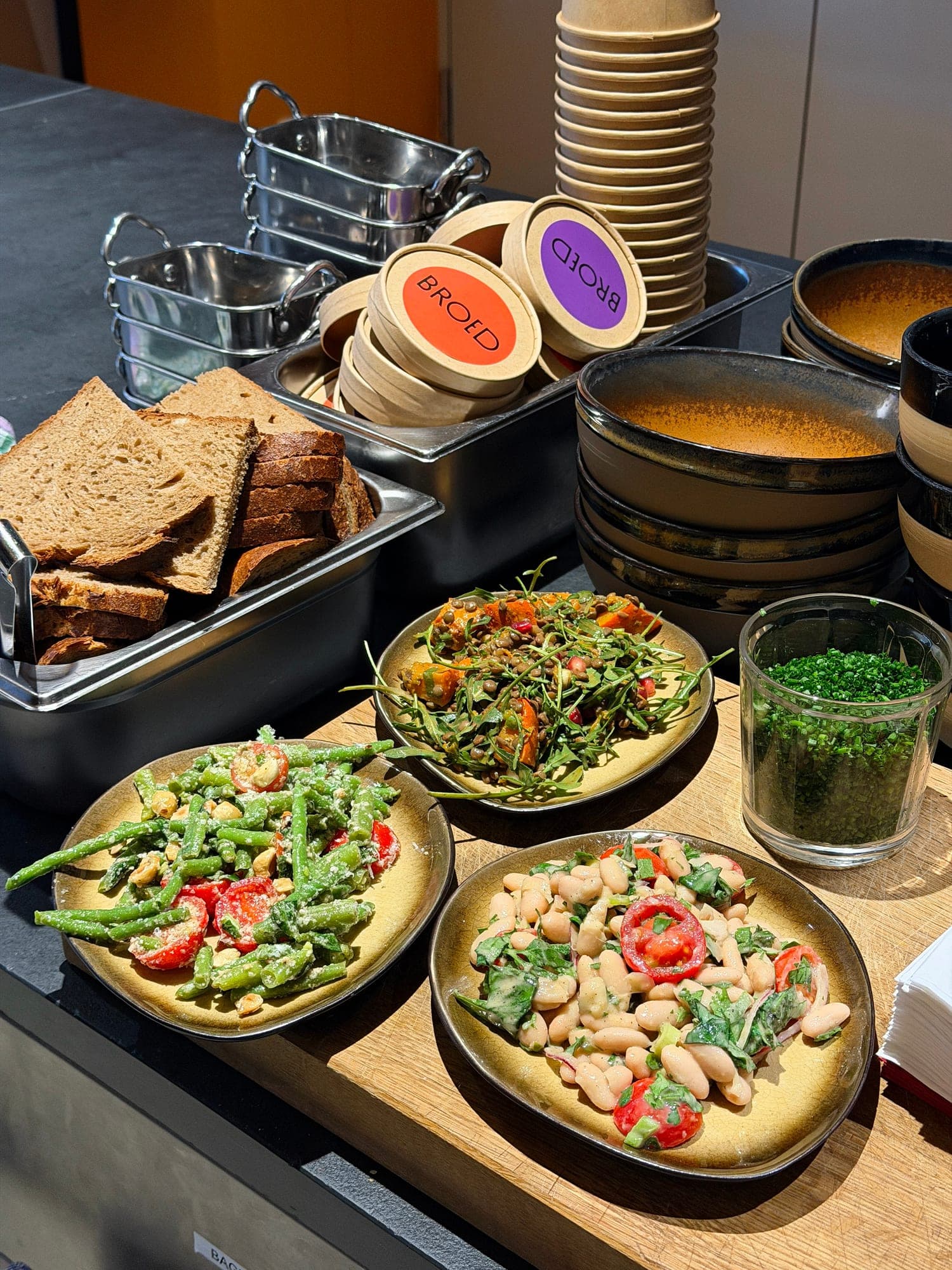 Auslage mit Brot, Salaten und Suppen