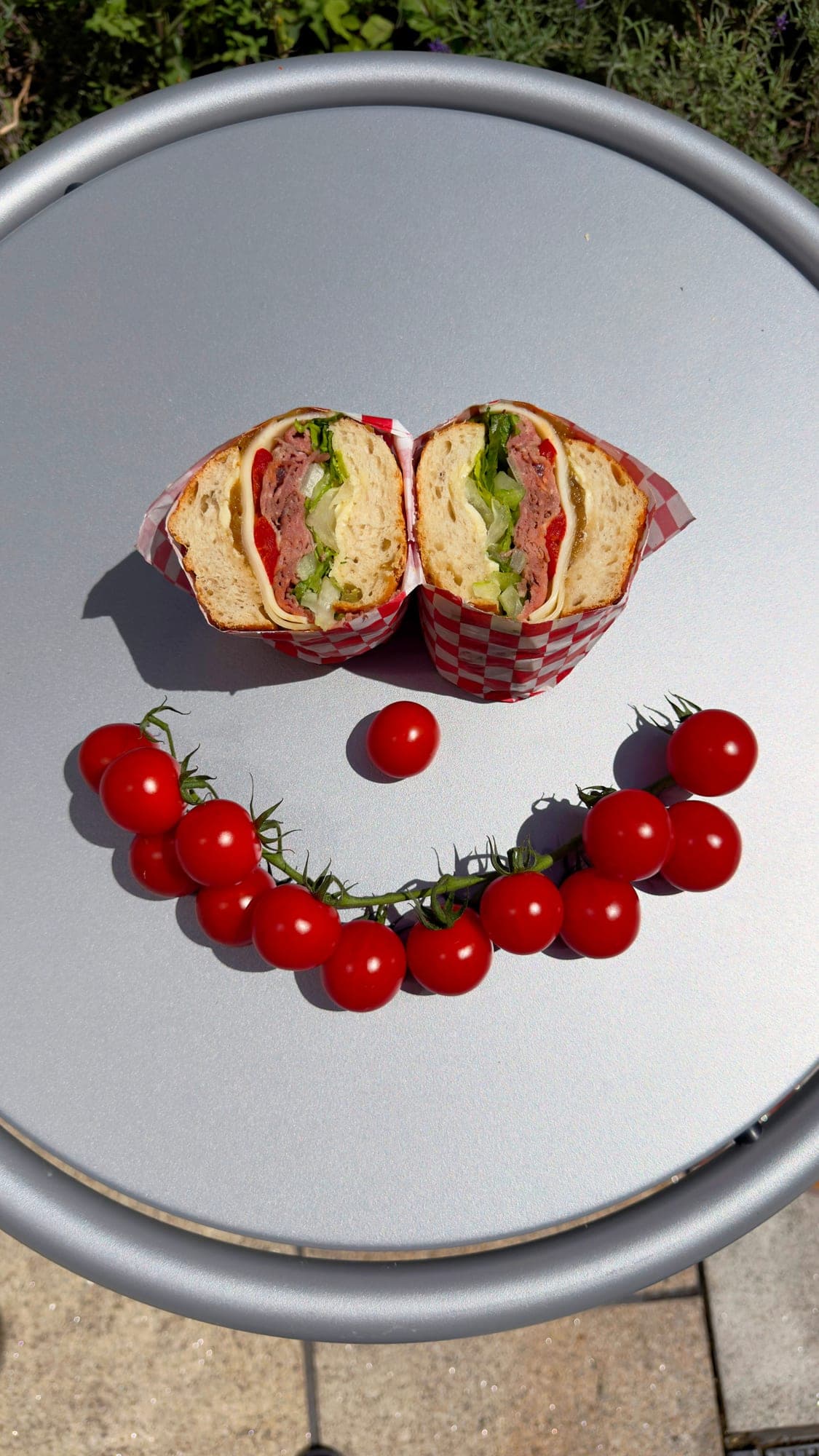 Sandwich mit einem Lächeln aus Kirschtomaten
