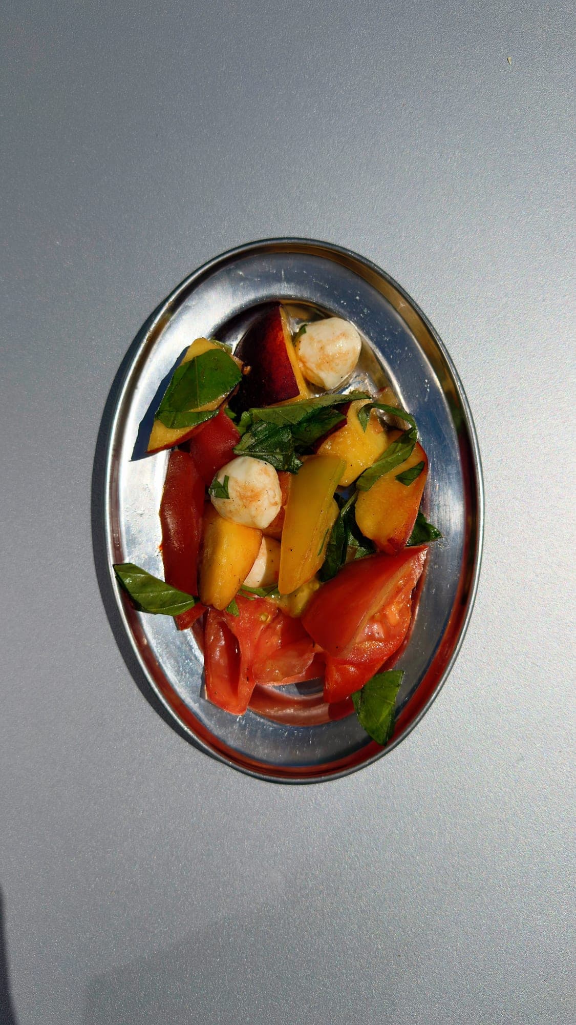 Tomaten und Mozzarella in einer Schale