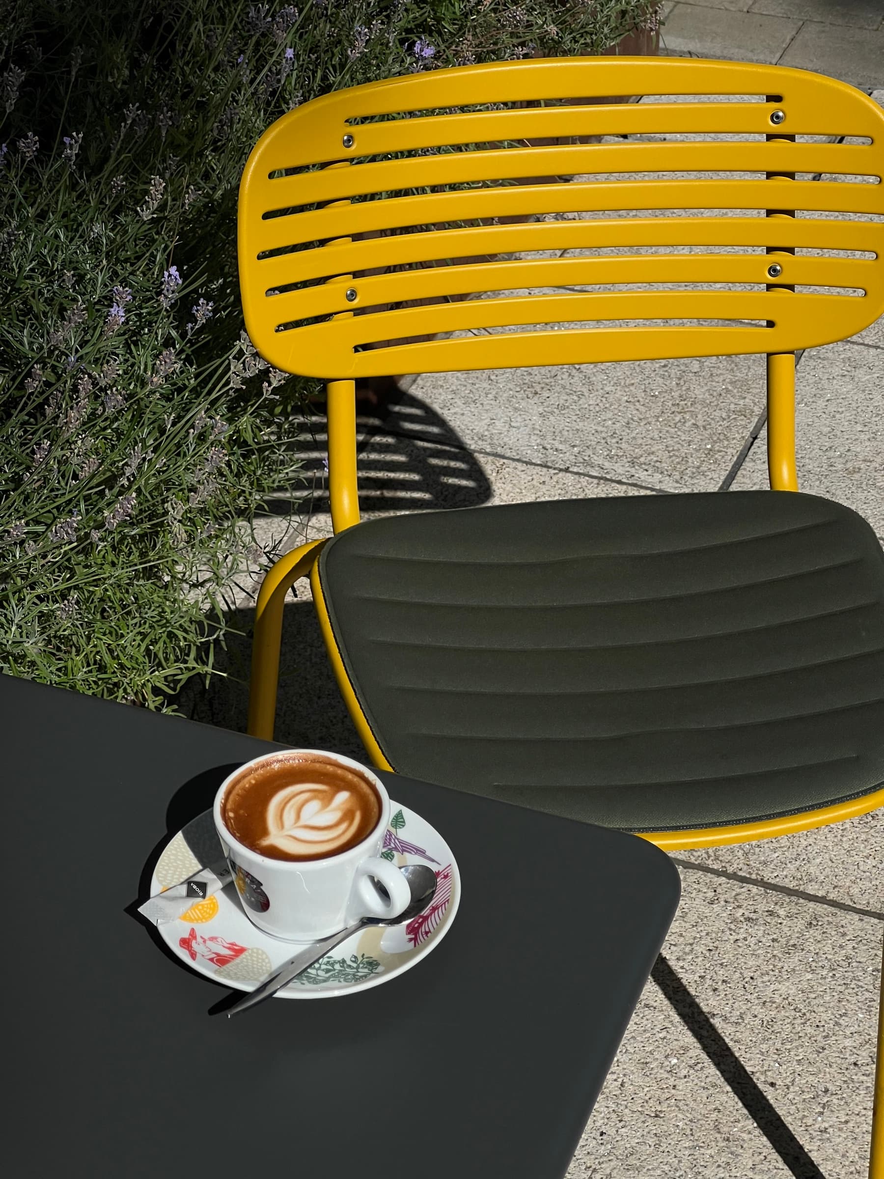 Cappuccino auf dem Tisch