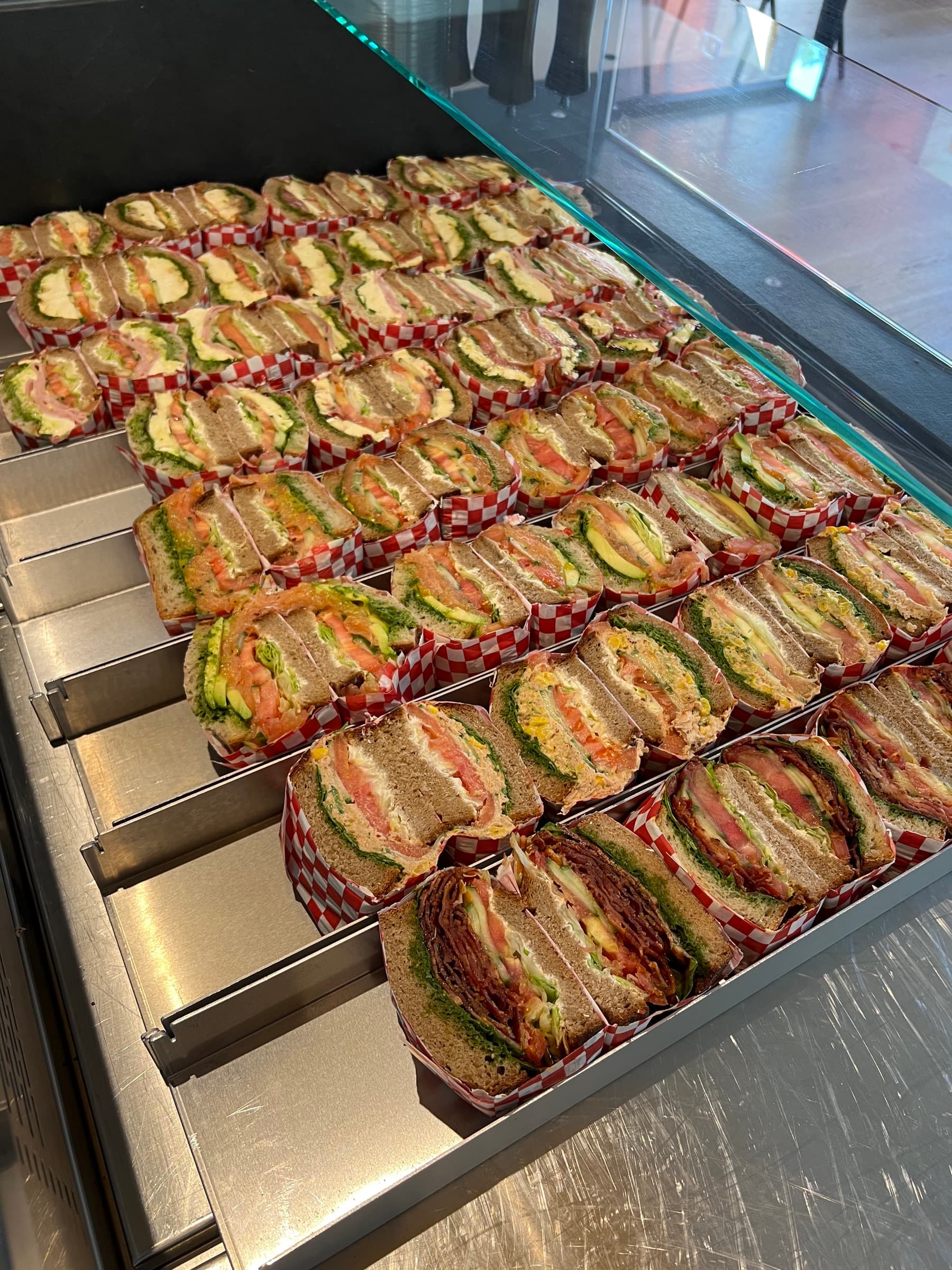 Blech mit vielen belegten Sandwiches