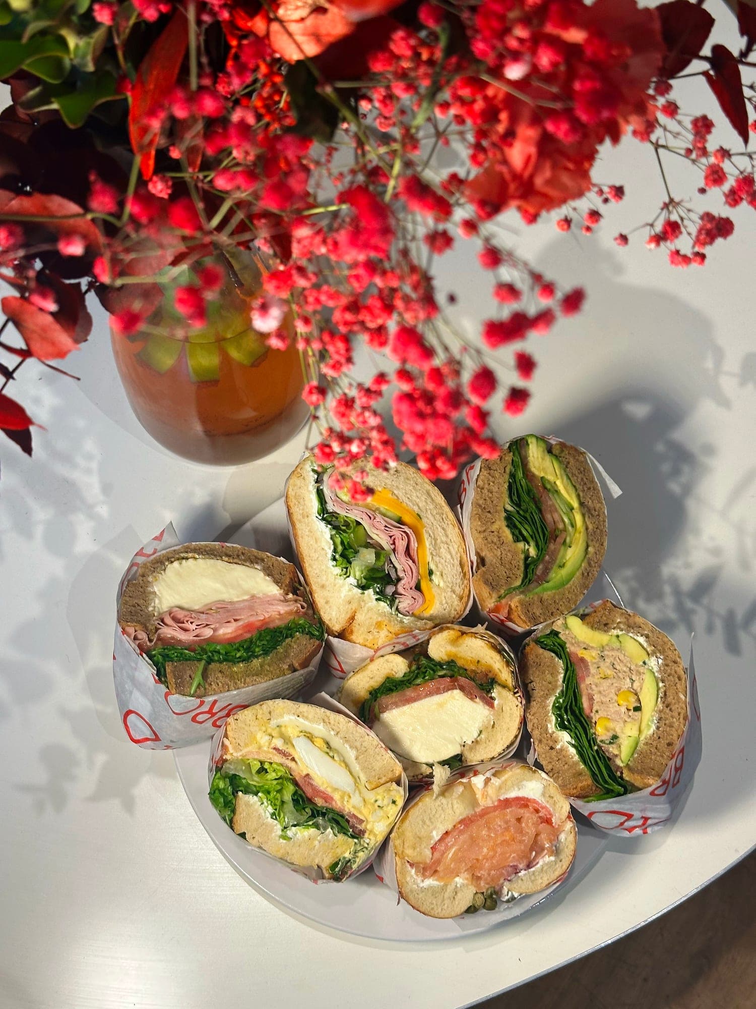 Sandwichhälften unter roten Blumen