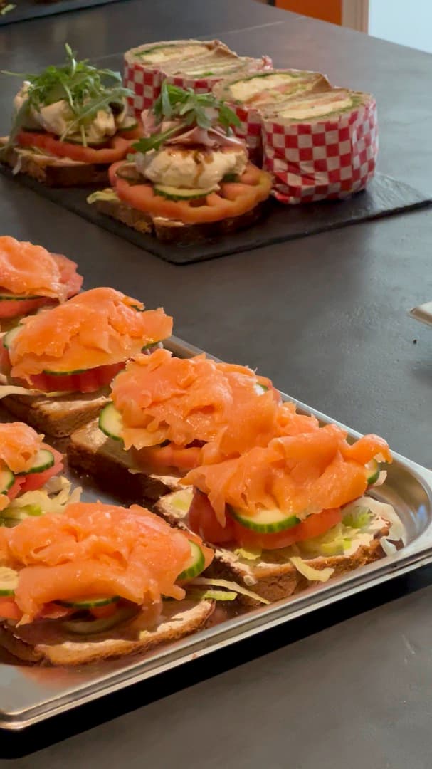 Bleche mit Lachsbroten bei der Zubereitung