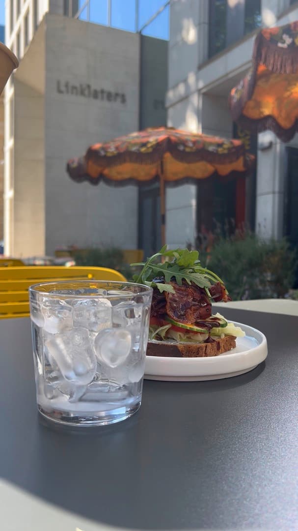 Frischer Saft wird an einem Tisch auf der Terrasse eingeschenkt